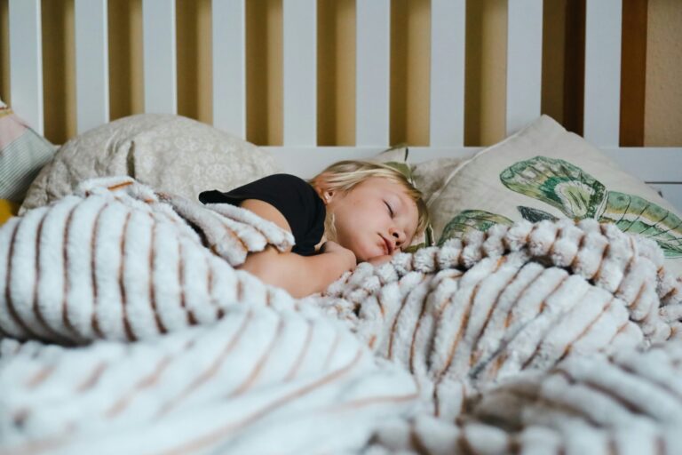 Enfant endormi paisiblement sous une couverture douce