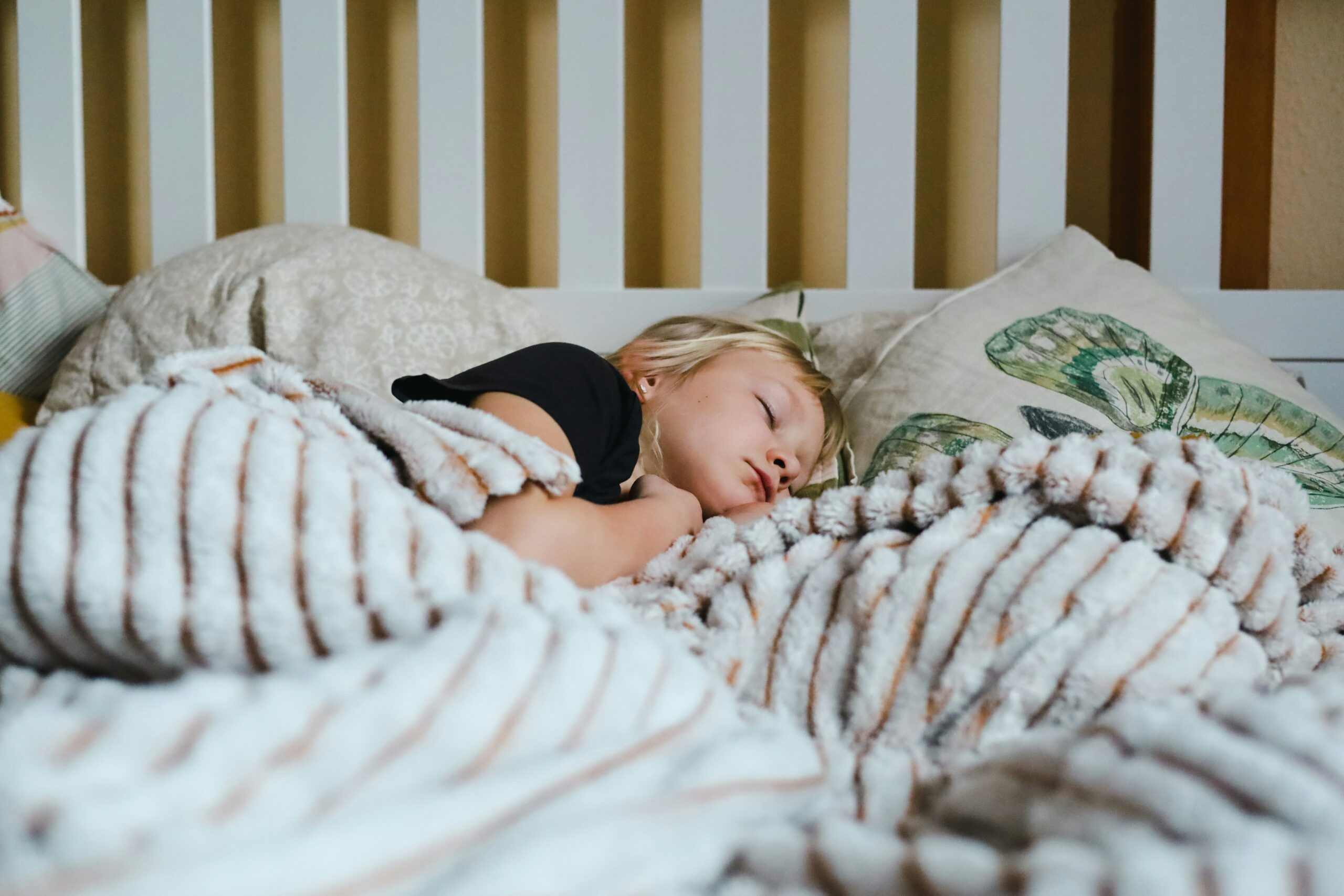 Enfant endormi paisiblement sous une couverture douce