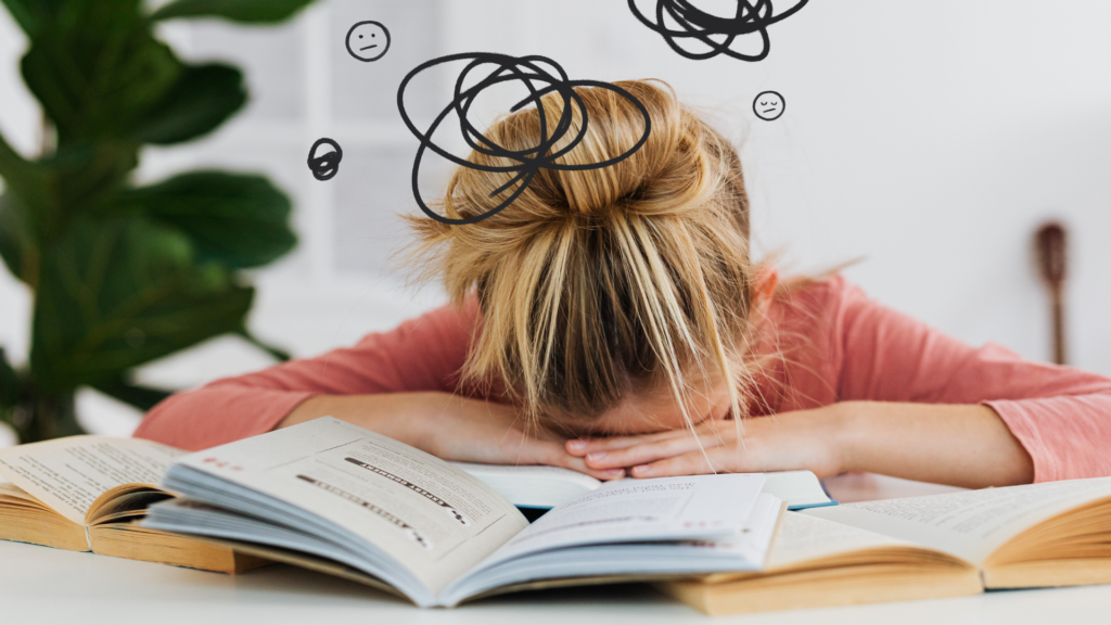 Une élève épuisée, la tête posée sur ses livres ouverts